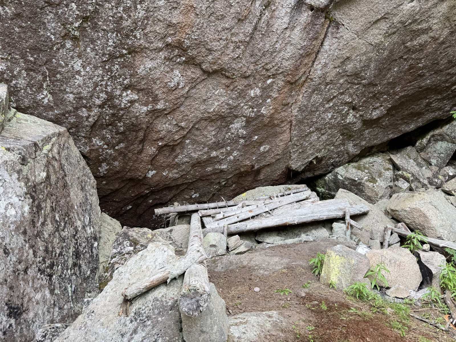 Ved Lommetjennsguttas celle i bergveggen
