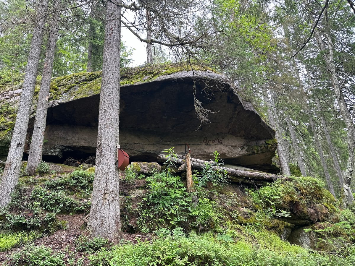 Grotta — en heller under Tverråsen med navnet malt på berget